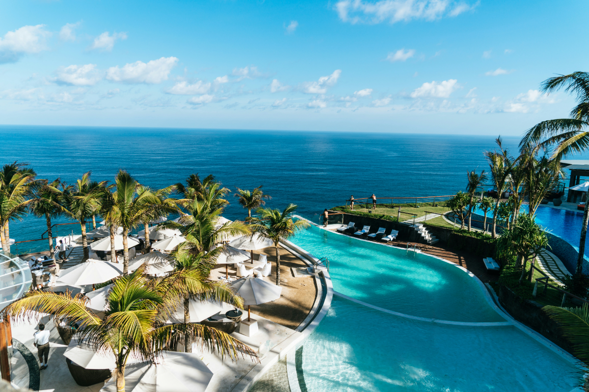 Piscina de resort con vistas al mar
